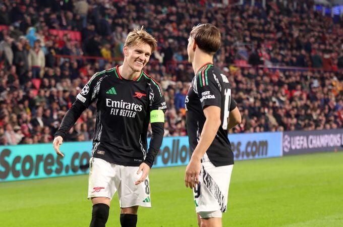 Odegaard celebra uno de los tantos al PSV con Leandro Trossard