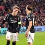 Odegaard celebra uno de los tantos al PSV con Leandro Trossard