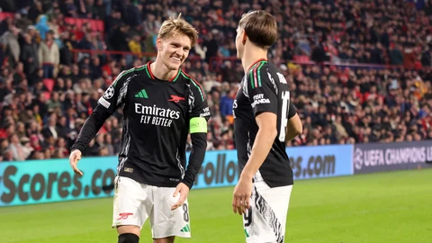 Odegaard celebra uno de los tantos al PSV con Leandro Trossard