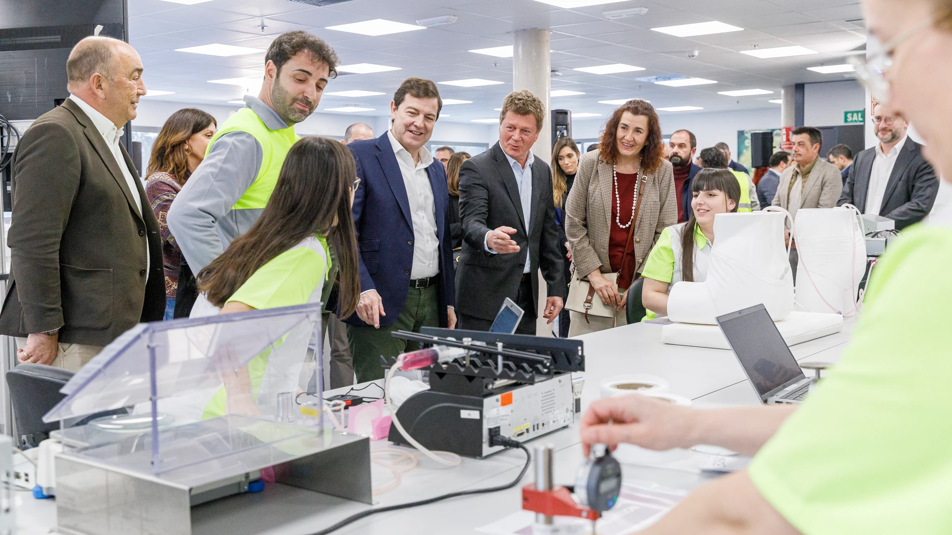 Mañueco visita las instalaciones de Ontex en Segovia