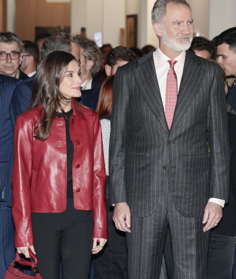 La Reina Letizia arrasa con chaqueta de cuero roja en la inauguración de ARCO