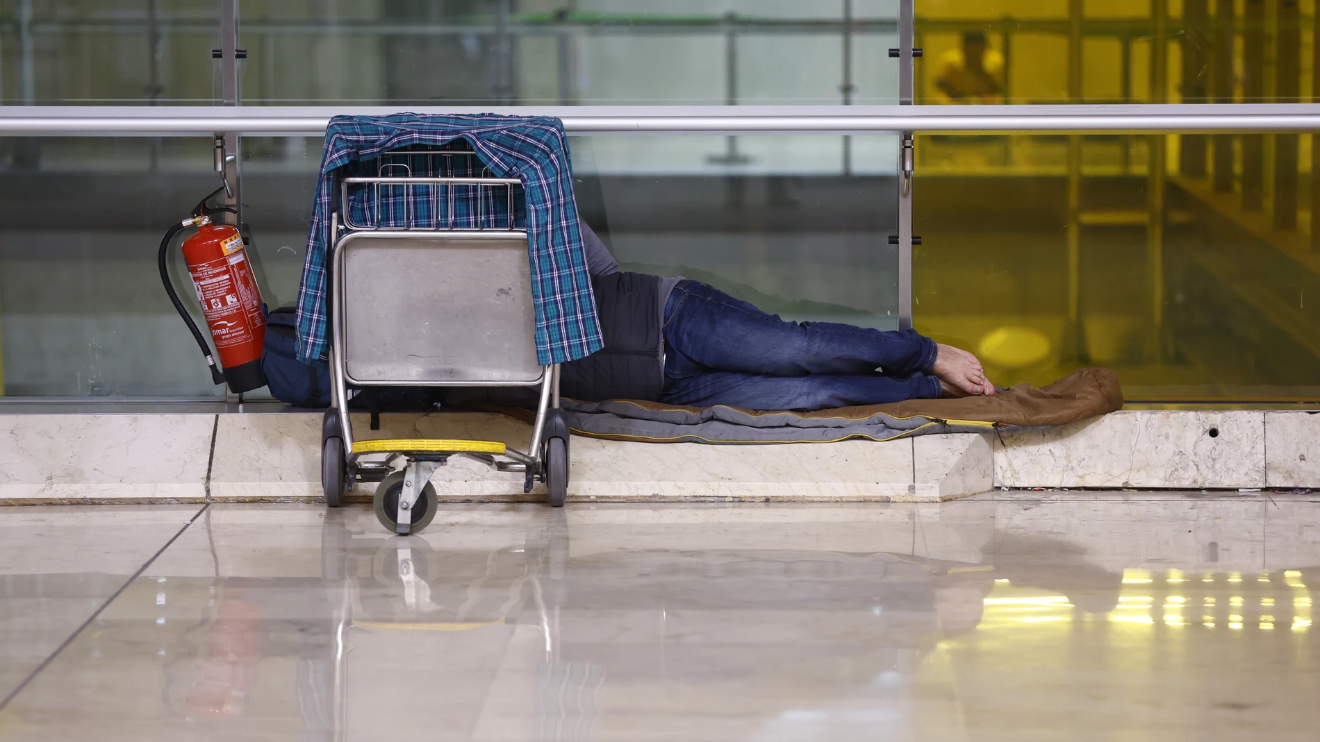Personas sin hogar pernoctan en la terminal T4 de Barajas.