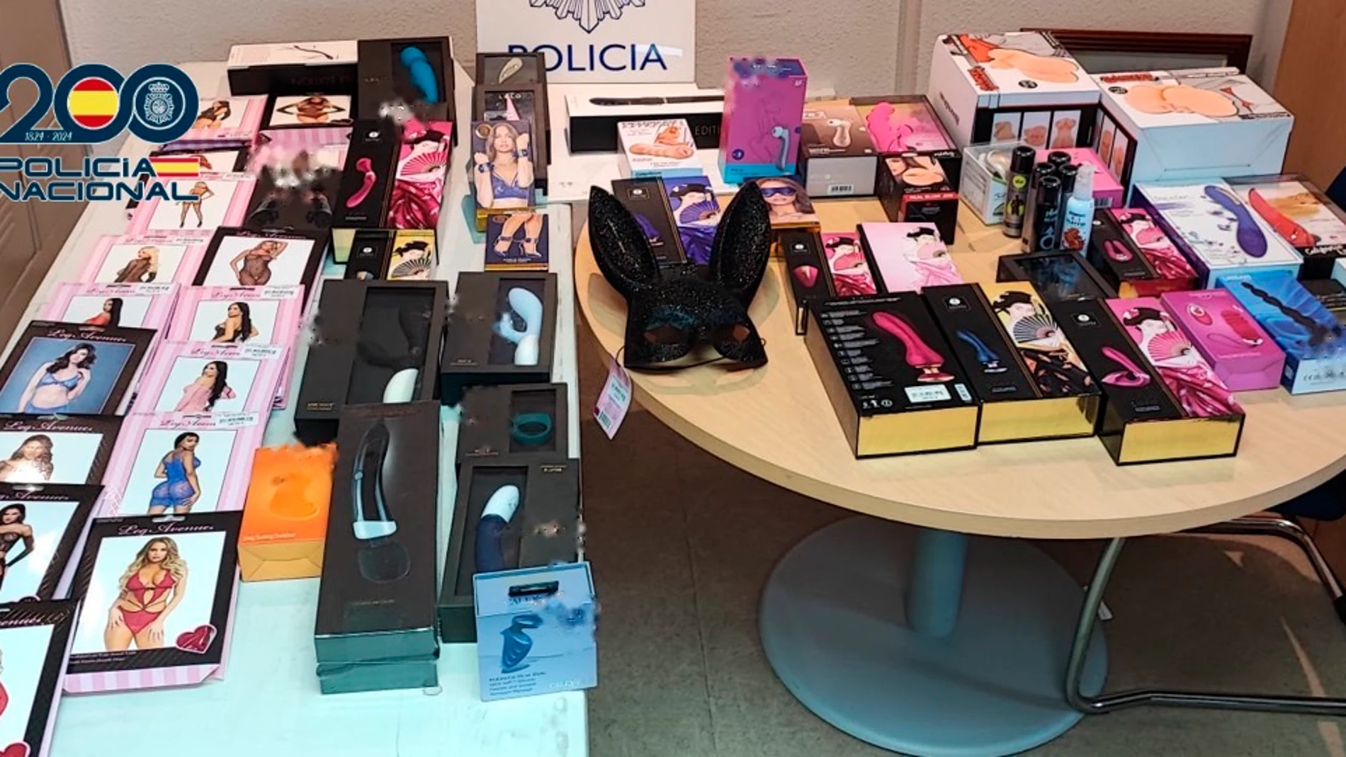 MADRID, 05/03/2025.-Agentes de la Policía Nacional han detenido a cuatro varones especializados en robos de cajas fuertes con grupos de oxicorte. En el mes de noviembre robaron en el interior de una asesoría legal del distrito de Salamanca en el que sustrajeron dinero en efectivo y talonarios bancarios tras fracturar la caja fuerte. El segundo robo se perpetró el pasado mes de enero en un Sex-Shop del distrito de Arganzuela del que sustrajeron,además de dinero en efectivo, gran cantidad de ma...