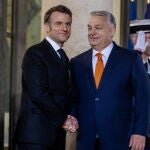 Emmanuel Macron recibe en el Elíseo al primer ministro húngaro, Viktor Orban