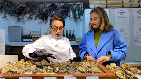 María Dolores Navarro junto a la consejera Conchita Ruiz, ayer en su puesto en el mercado de abastos