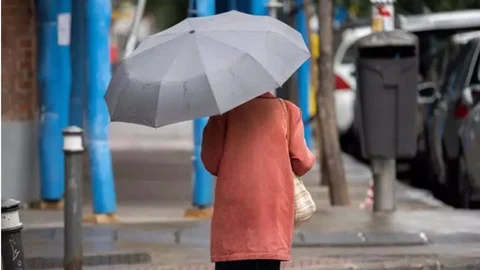 El viento, las olas y la lluvia pondrán mañana en aviso a 18 provincias, con Cataluña y C.Valenciana en nivel naranja