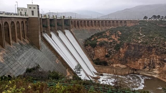 Comienza a verter por aliviaderos la presa de Forata y siguen desaguando Ulldecona, Regajo y Algar y Alcora