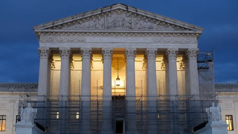 Los jueces del Supremo se pronunciaron por cinco votos contra cuatro en contra de los planes de Donald Trump para acabar con la ayuda exterior