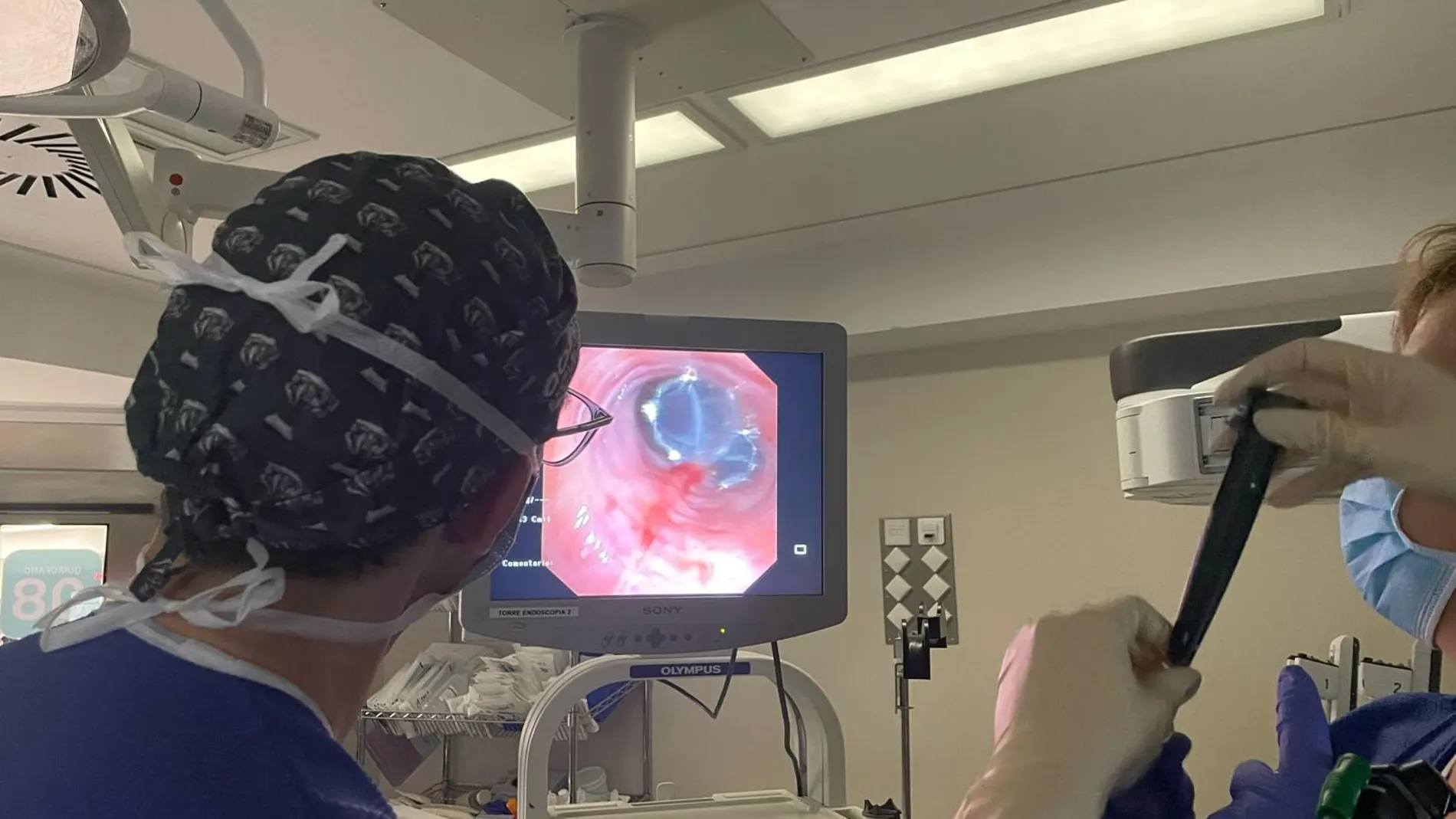 La doctora Beatriz Romero durante la colocación de válvulas endobronquiales en un paciente del Hospital Quirónsalud Sagrado Corazón