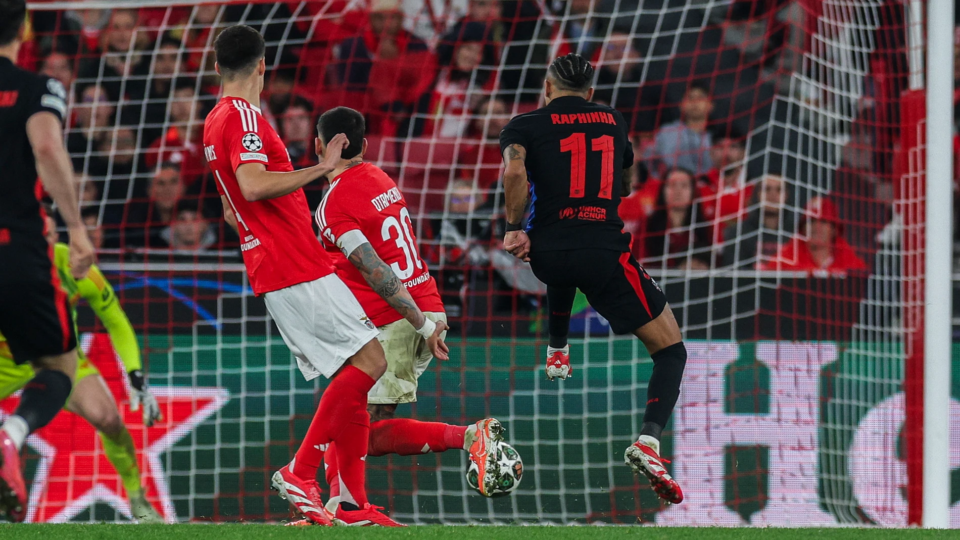 Lisbon (Portugal), 05/03/2025.- FC Barcelona player Rafinha scores the opening goal during the during the UEFA Champions League Round of 16 first leg soccer match between Benfica and Barcelona held at Luz Stadium, Lisbon, Portugal, 05 March 2025. (Liga de Campeones, Lisboa) EFE/EPA/MIGUEL A. LOPES