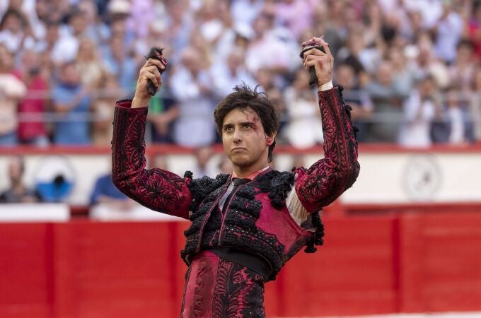 SANTANDER, 25/07/2023.- El torero Andrés Roca Rey corta dos orejas este martes, durante el cuarto día de la Feria de Santiago de Santander, en la que ha compartido cartel con Andrés Roca Rey y Pablo Aguado, con toros de Antonio Bañuelos. EFE/ Pedro Puente Hoyos