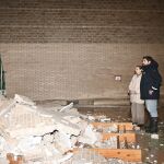 El presidente regional, Fernando López Miras, junto con la alcaldesa de Cehegín, Alicia del Amor, visitando el pabellón deportivo afectado por las lluvias