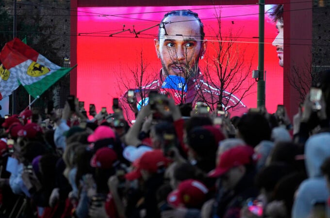 Fans de Ferrari y una imagen de Lewis Hamilton