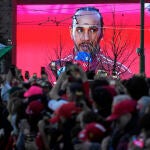 Fans de Ferrari y una imagen de Lewis Hamilton