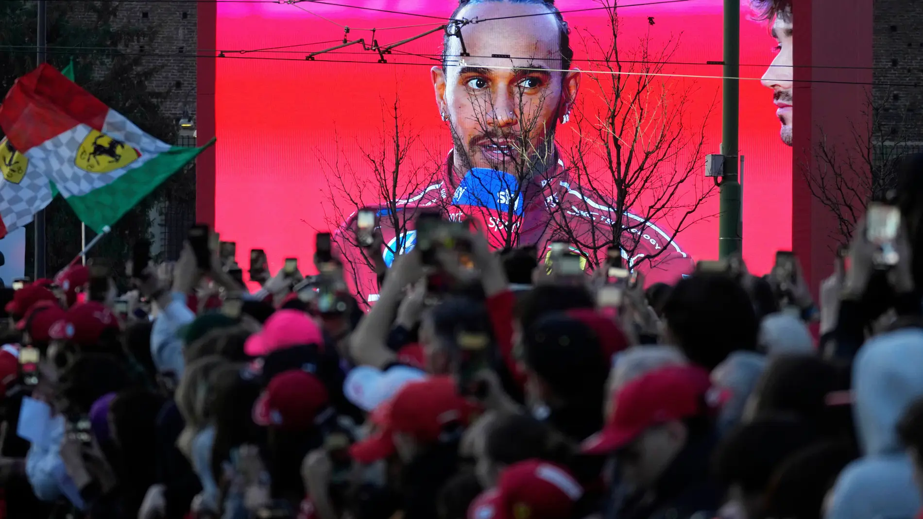 Fans de Ferrari y una imagen de Lewis Hamilton