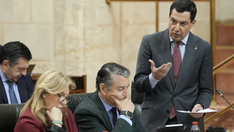 Juanma Moreno, ayer en el Pleno del Parlamento andaluz