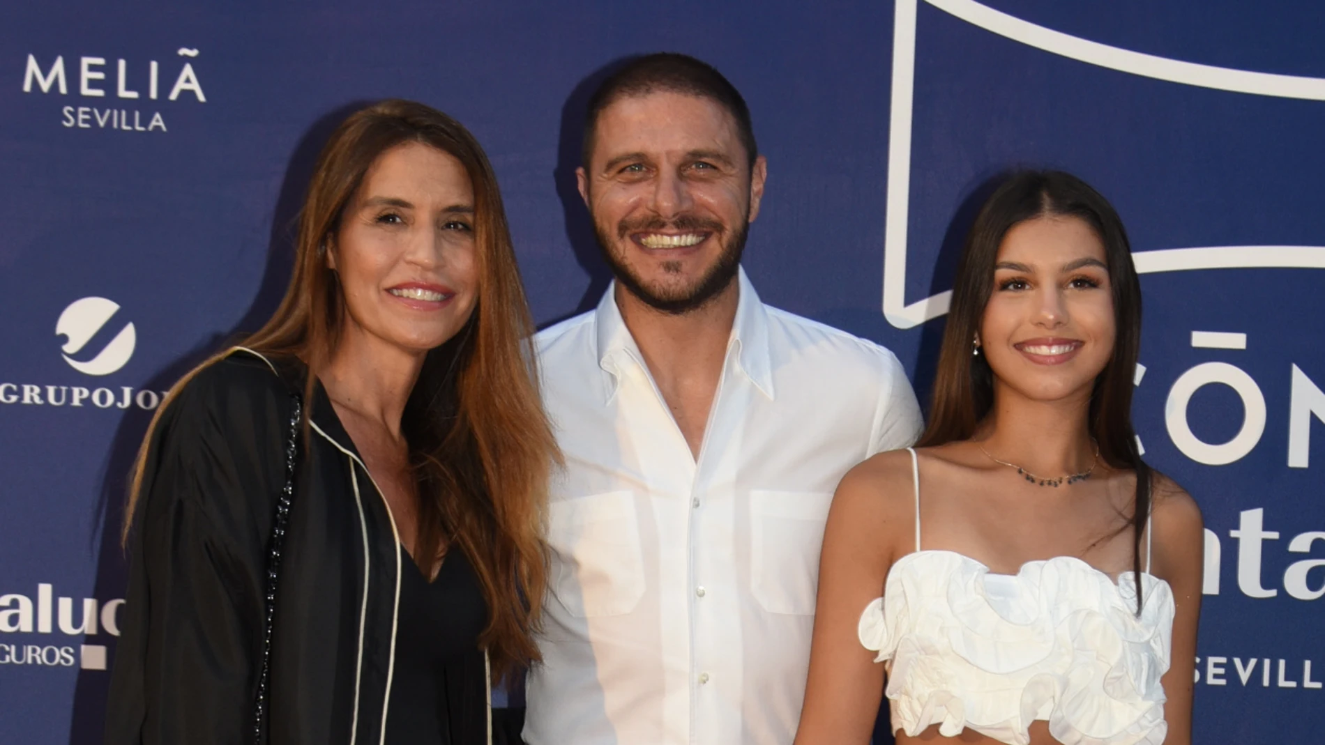 Susana Saborido y Joaquín Sánchez con su hija mayor, Daniela