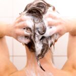 Lavarse el cabello con champú de romero