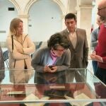La delegada territorial de Cultura y Deporte, Carmen Ortiz, el director del Archivo Histórico Provincial de Sevilla, Braulio Vázquez, y el investigador del AHPS y encargado de este documento, Jesús Barbero
