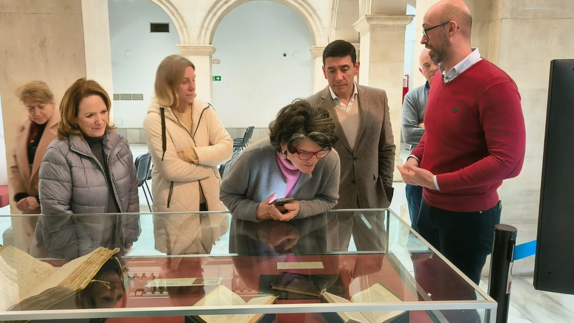 La delegada territorial de Cultura y Deporte, Carmen Ortiz, el director del Archivo Histórico Provincial de Sevilla, Braulio Vázquez, y el investigador del AHPS y encargado de este documento, Jesús Barbero