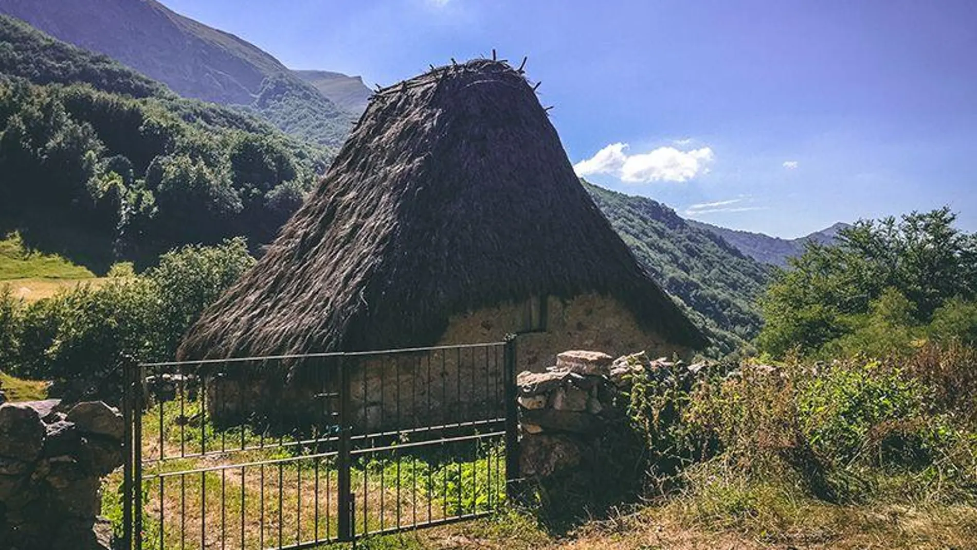 Brañeiro por un día: visita las casas de pastores y ganaderos en las montañas más mágicas de Asturias