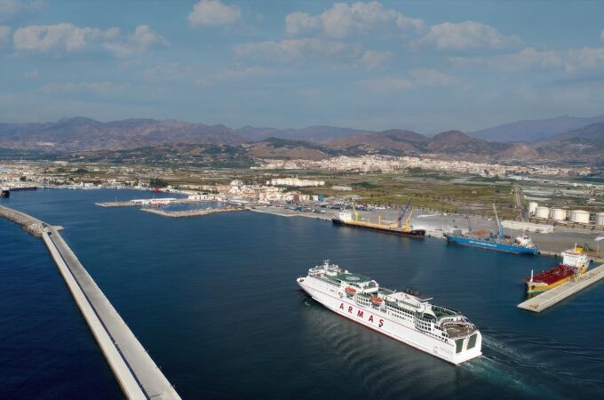 Barco de Armas llegando al Puerto de Motril.