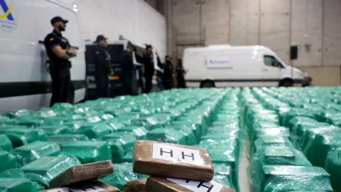 Una operación conjunta de la Policía Nacional y el Servicio de Vigilancia Aduanera que se ha saldado con la incautación de 13 toneladas de cocaína en un contenedor en el puerto de Algeciras (Cádiz), la mayor en la historia del narcotráfico en España.