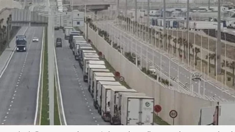 Camiones esperan para embarcar en Tánger Med