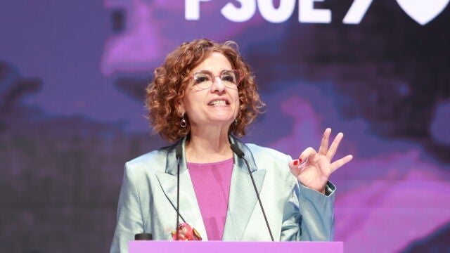 María Jesús Montero entrega el premio Clara Campoamor a la exconsejera Carmen Martínez Aguayo en Sevilla