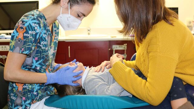 Diversos estudios respaldan que implementar hábitos de higiene dental antes del primer año de vida ayudan a prevenir enfermedades orales en el futuro