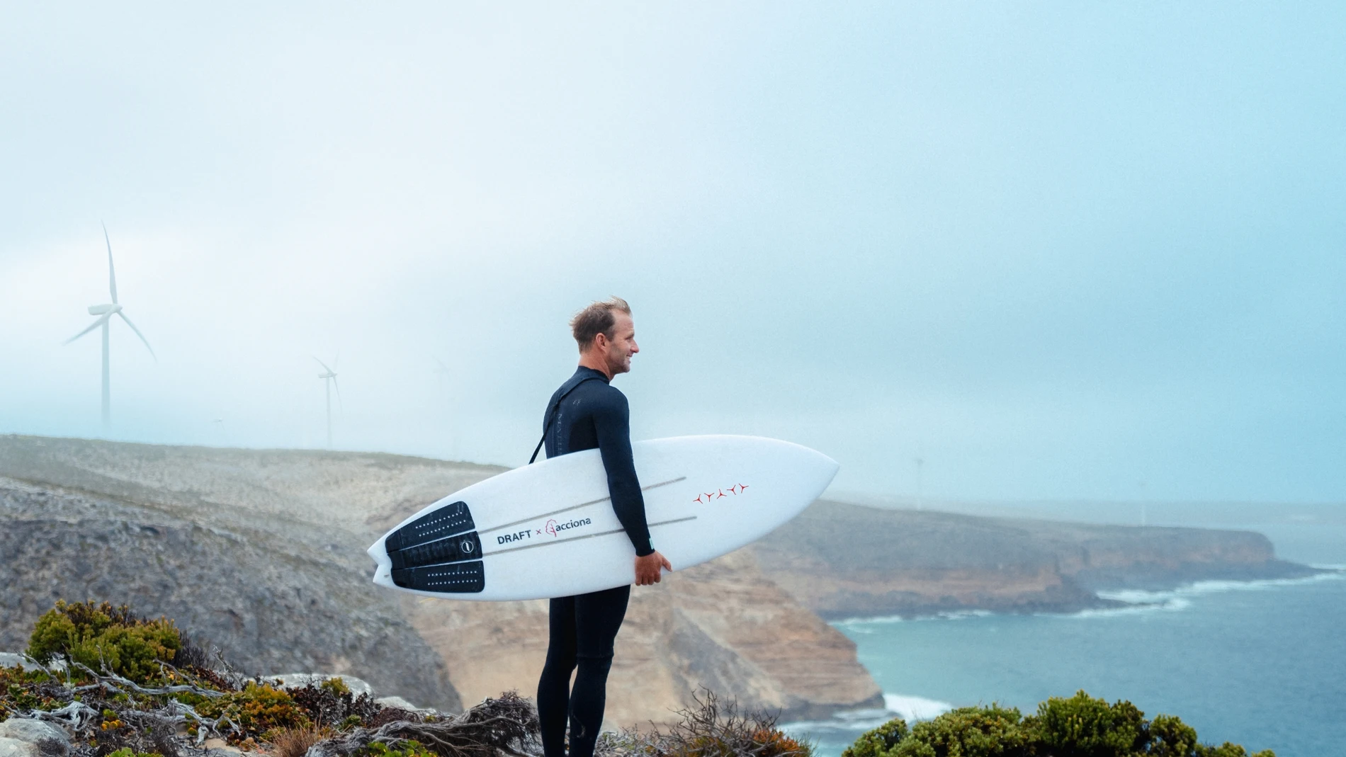 El surfista profesional australiano Josh Kerr y su empresa Draft Surf han colaborado con Acciona para desarrollar tablas de surf «eólicas»