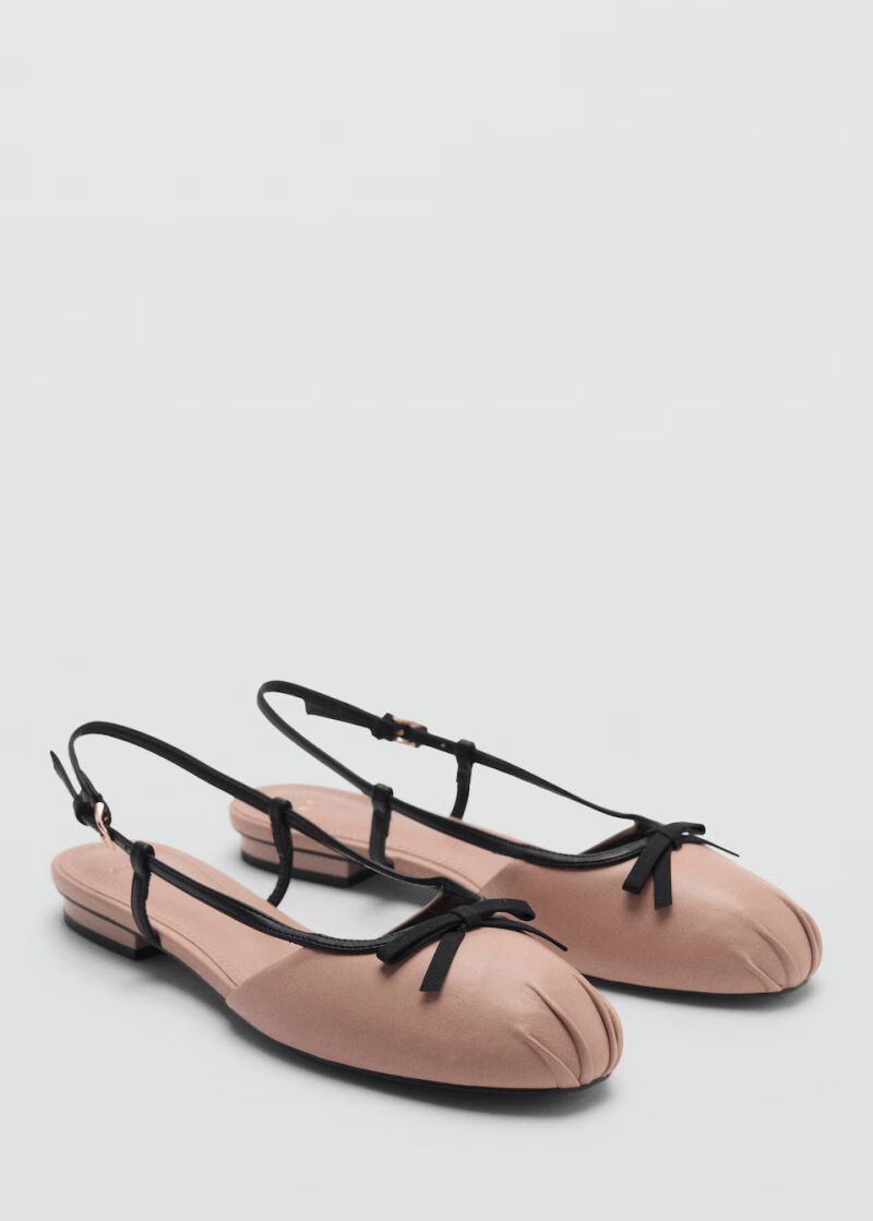 Bailarina tira lazo decorativo