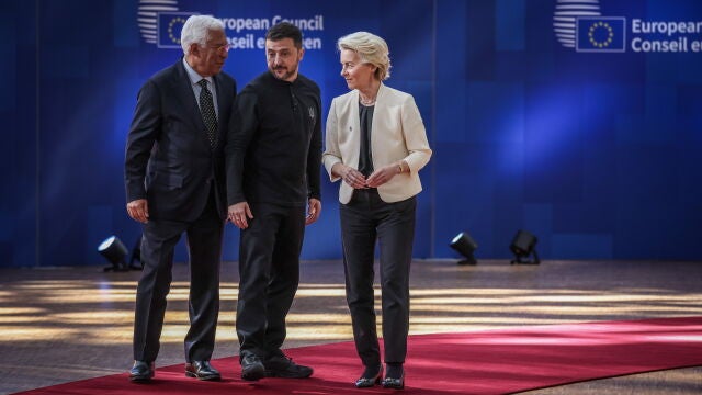 Antonio Costa y Ursula von der Leyen conversan con Volodimir Zelenski antes del Consejo Europeo en Bruselas