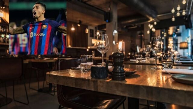 Una imagen de Raphinha en un restaurante