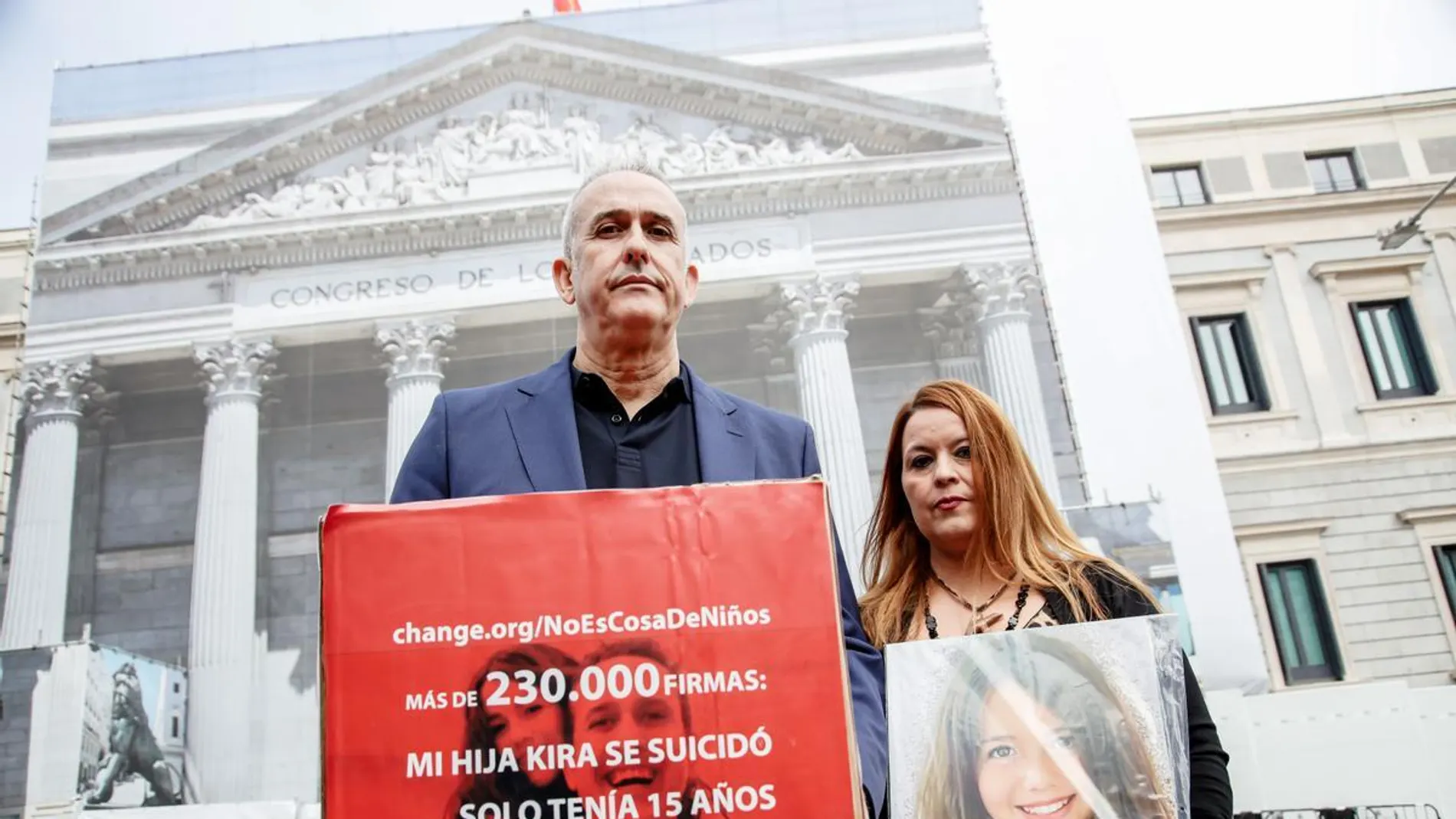 Los padres de Kira López, una niña que se suicidó a los 15 años a causa del acoso escolar, entregando más de 230.000 firmas en el Congreso de los Diputados con motivo del Día Internacional contra Violencia, Acoso Escolar y Ciberacoso.