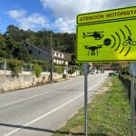 Panel de aviso de control de velocidad en la carretera que una Marín y Moaña