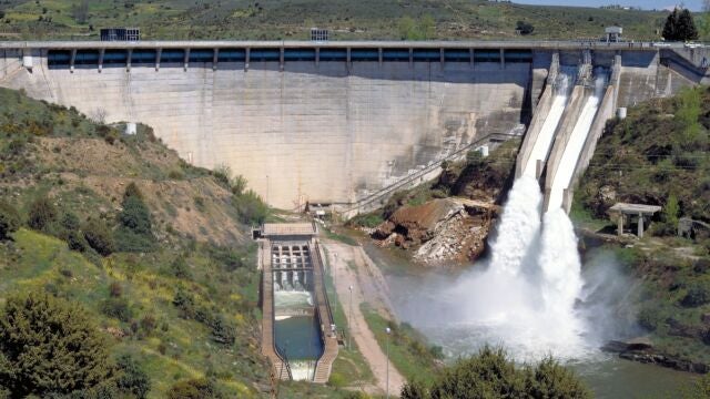 El Canal desembalsa agua en sus presas