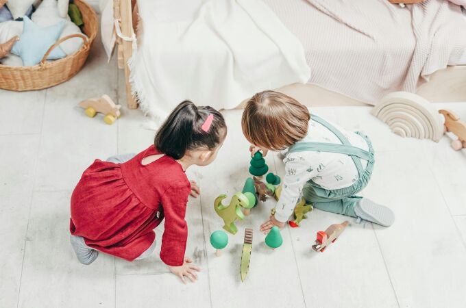 Dos niños jugando 