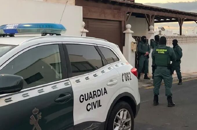 Una imagen de archivo de varios agentes de la Guardia Civil frente a un domicilio