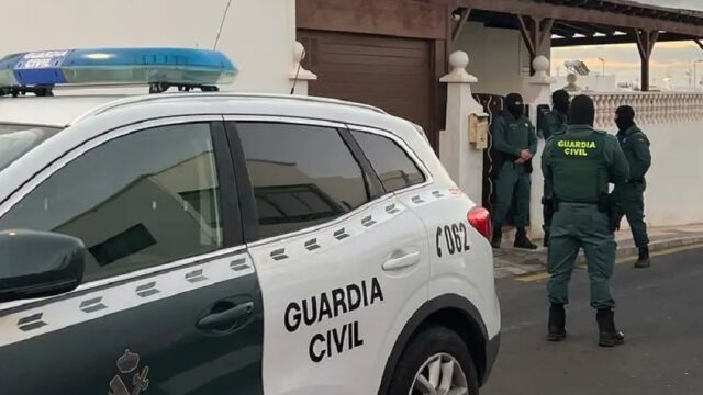 Una imagen de archivo de varios agentes de la Guardia Civil frente a un domicilio