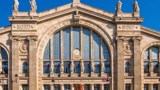 Situada en el corazón del distrito 10, a diez minutos a pie de la Gare de l’Est, la Gare du Nord es la estación de ferrocarril más importante de Europa y la tercera del mundo en cuanto a flujo de tráfico