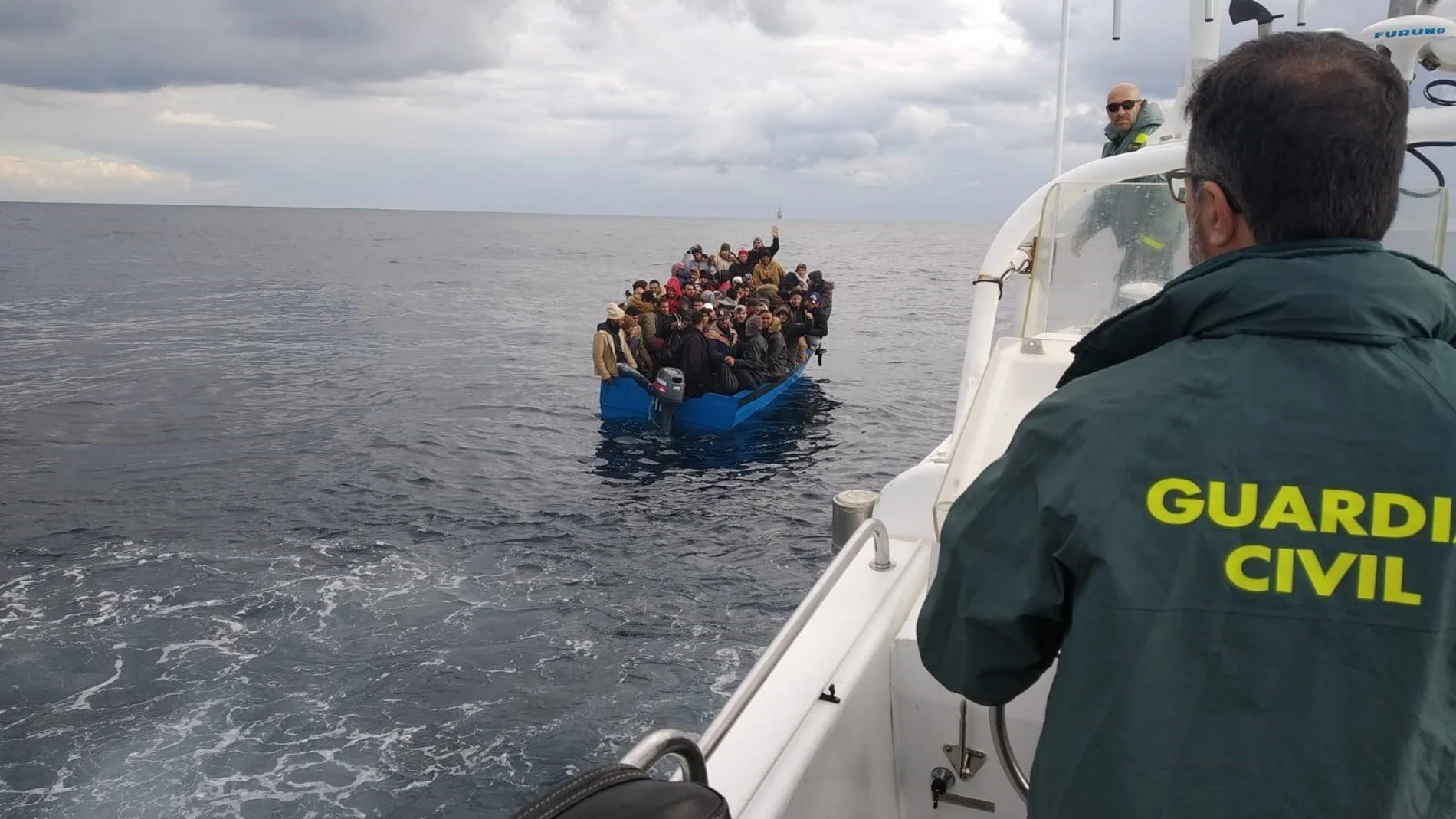 Fotografía facilitada por la Guardia Civil y Salvamento Marítimo que han rescatado hoy a 124 inmigrantes que viajaban en dos pateras
