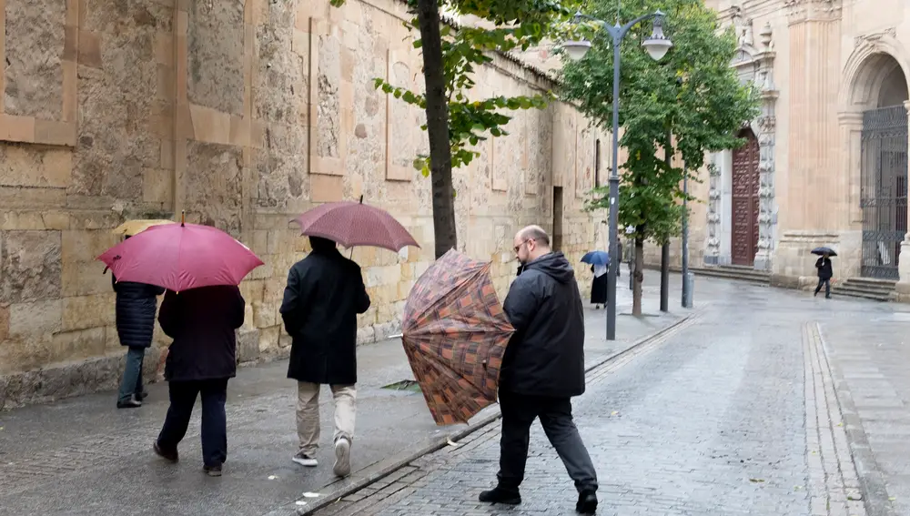 Lluvia y viento en la ciudad de Salamanca