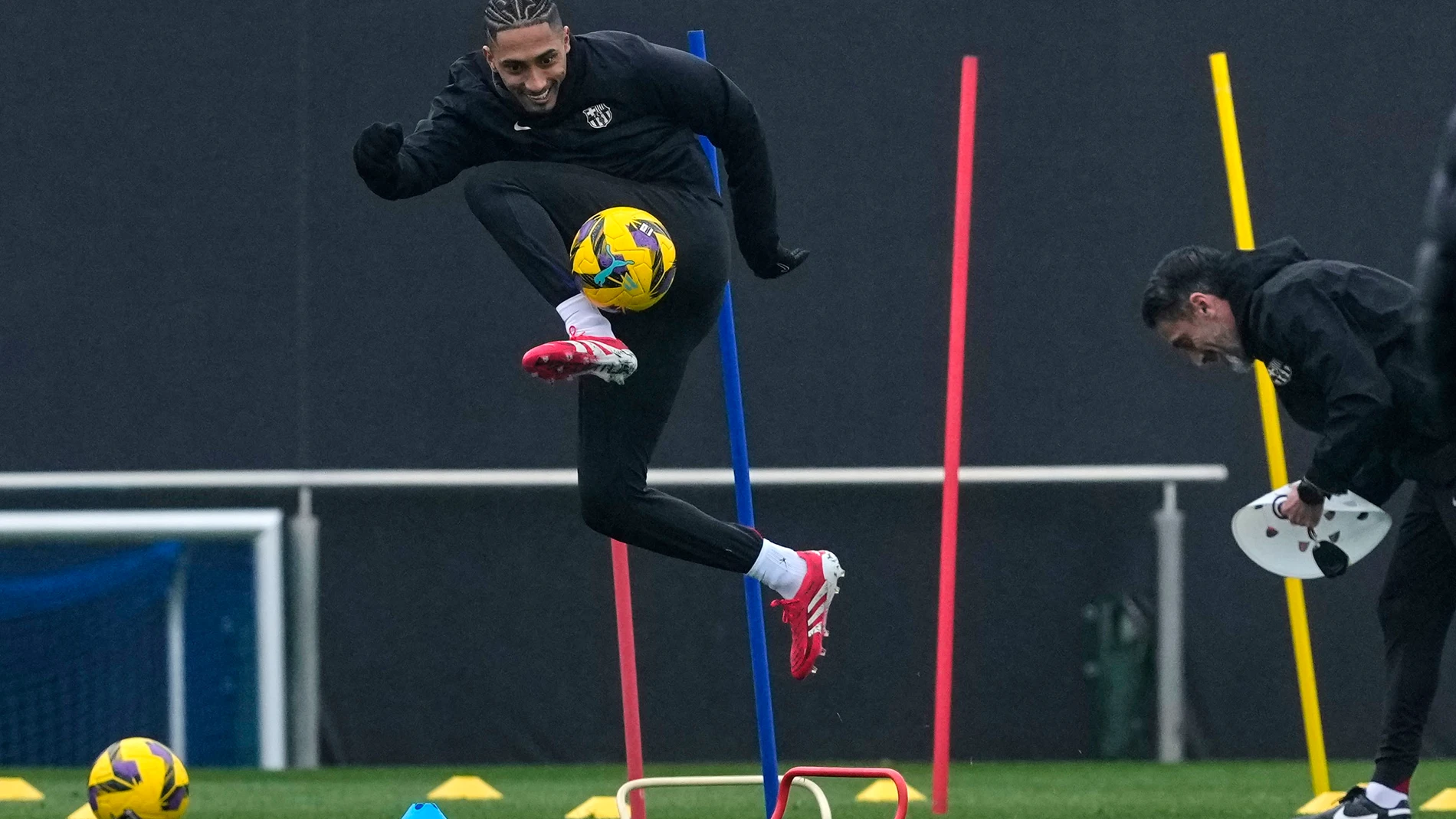 GRAFCAT5038. SANT JOAN DESPÍ (BARCELONA) (ESPAÑA), 07/03/2025.-El delantero brasileño del FC Barcelona, Raphinha, durante el entrenamiento que realiza la plantilla barcelonista en la Ciudad Deportiva Joan Gamper para preparar el partido de liga que disputarán mañana ante el Club Atlético Osasuna en el Estadio Olímpico Lluís Companys.EFE/ Alejandro García