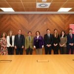 El alcalde de Madrid, José Luis Martínez-Almeida, junto a la decana del Colegio de Registradores de Madrid, María Belén Merino Espinar, y otros miembros, durante la jornada