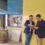 El diputado de Innovación Digital, Gobierno Abierto y Contratación, David Esteban, visita un edificio en Serrada, junto al alcalde, César López