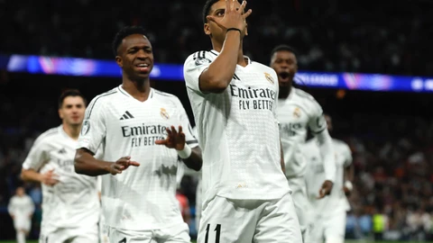 El delantero brasileño del Real Madrid, Rodrygo, tras conseguir el primer gol del equipo madridista durante el encuentro correspondiente a la ida de los octavos de final de la Liga de Campeones que Real Madrid y Atlético de Madrid disputan hoy martes en el estadio Santiago Bernabéu