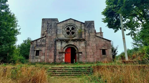Así es el misterioso santuario olvidado en la Ribeira Sacra que nadie se atrevió a terminar