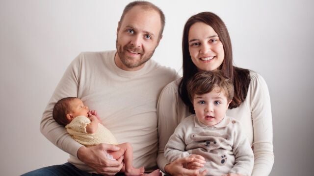 Anna, junto a su marido y sus hijos, Biel y Marc