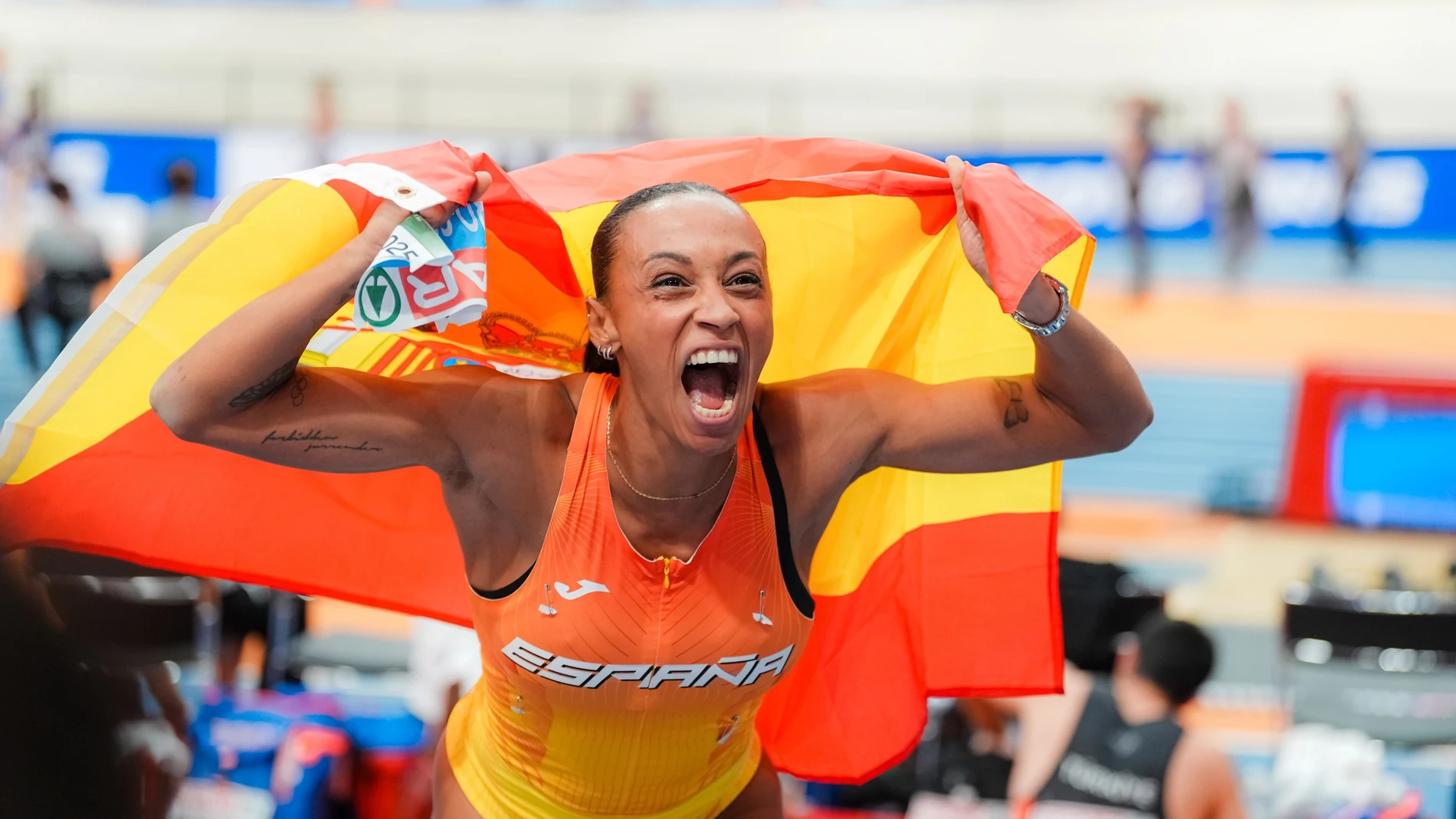 Peleteiro celebra el oro en triple salto durante los pasados Campeonatos de Europa en pista cubierta